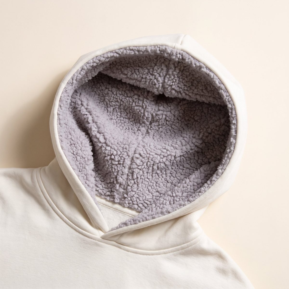 Capota de hoodie abierta mostrando su forro de tela Borrego color Gris Claro, Textti