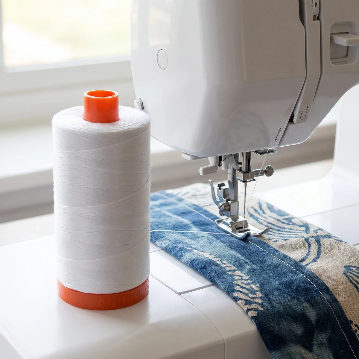 Hilo Aurifil 50wt de Algodón, 1.300 m, blanco