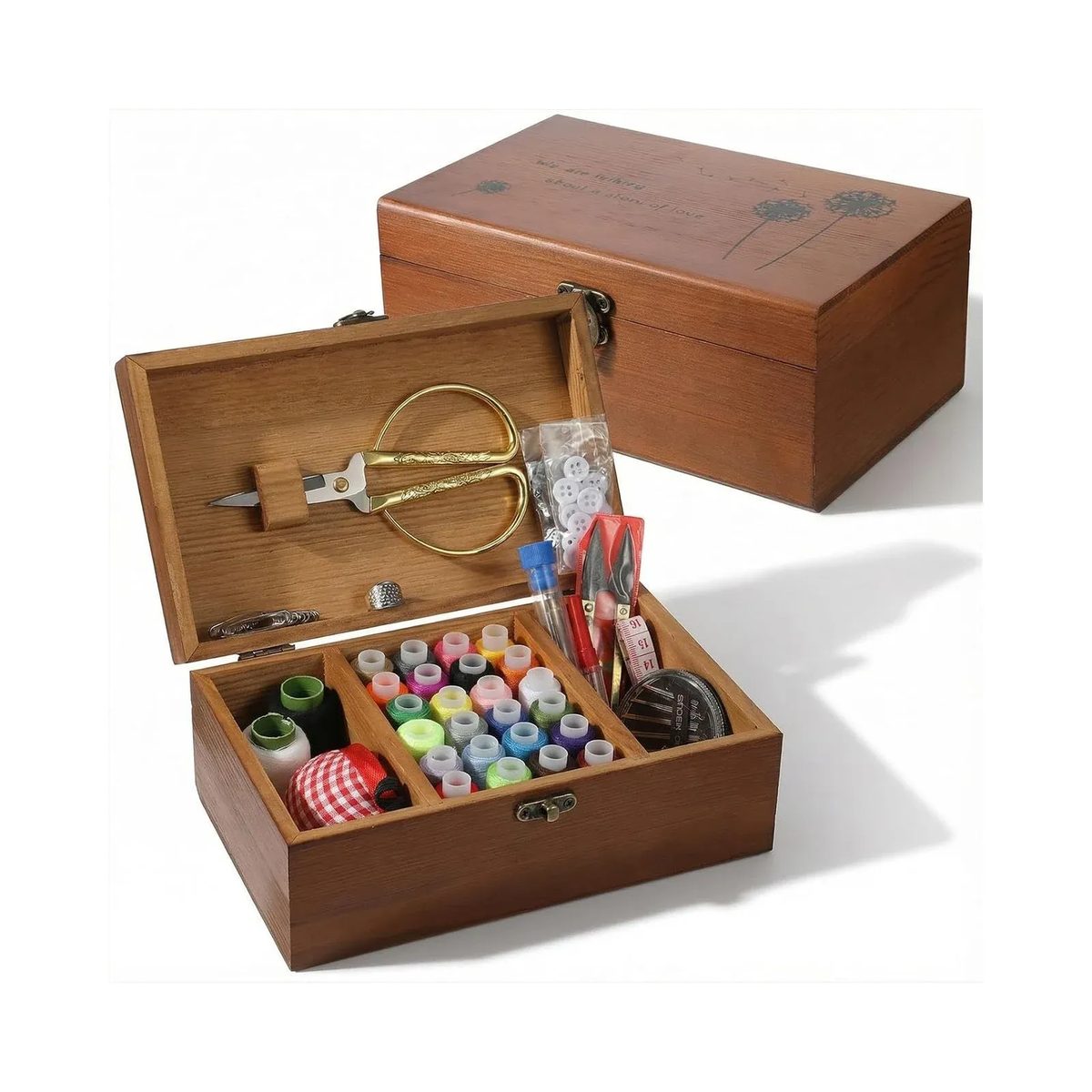 Kit de costura en caja de madera: la caja abierta con los carretes de hilo de colores en sus compartimentos y la tijera de mango dorado en la tapa, y otra caja cerrada al lado