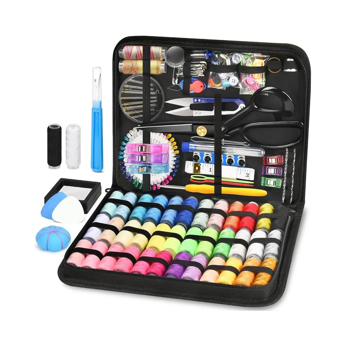 Kit de costura profesional de 241 piezas: estuche de tela negro abierto con los carretes de hilo, la tijera de sastre y las herramientas sujetas en sus elásticos