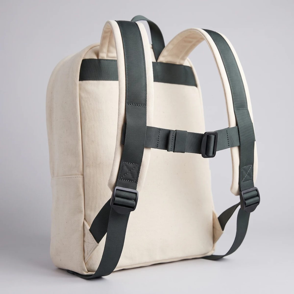 Morral con las correas de hombro hechas en reata gris oscuro