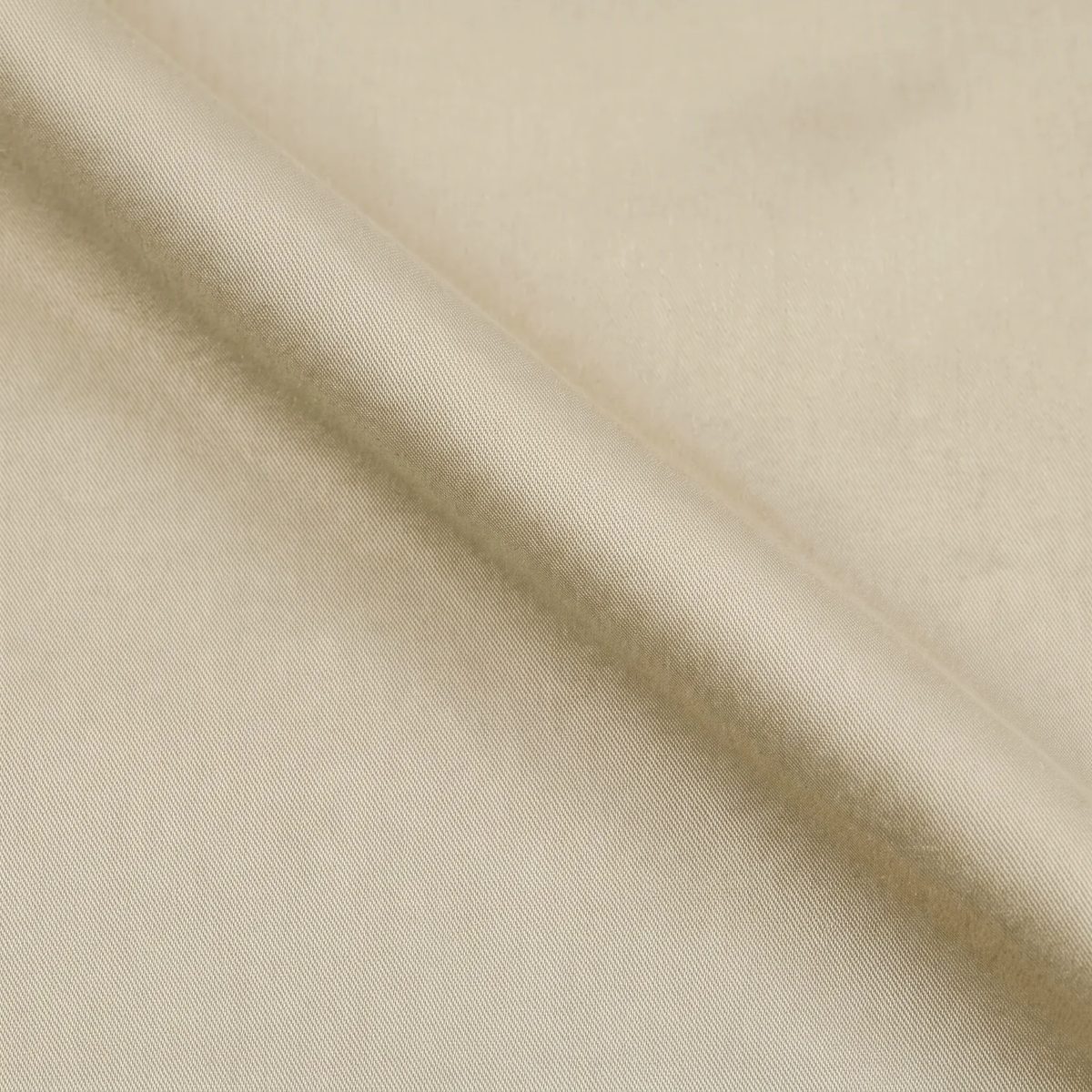 Rayón de bambú color beige, de cerca, con un pliegue, para ver lo fina y fluida que es