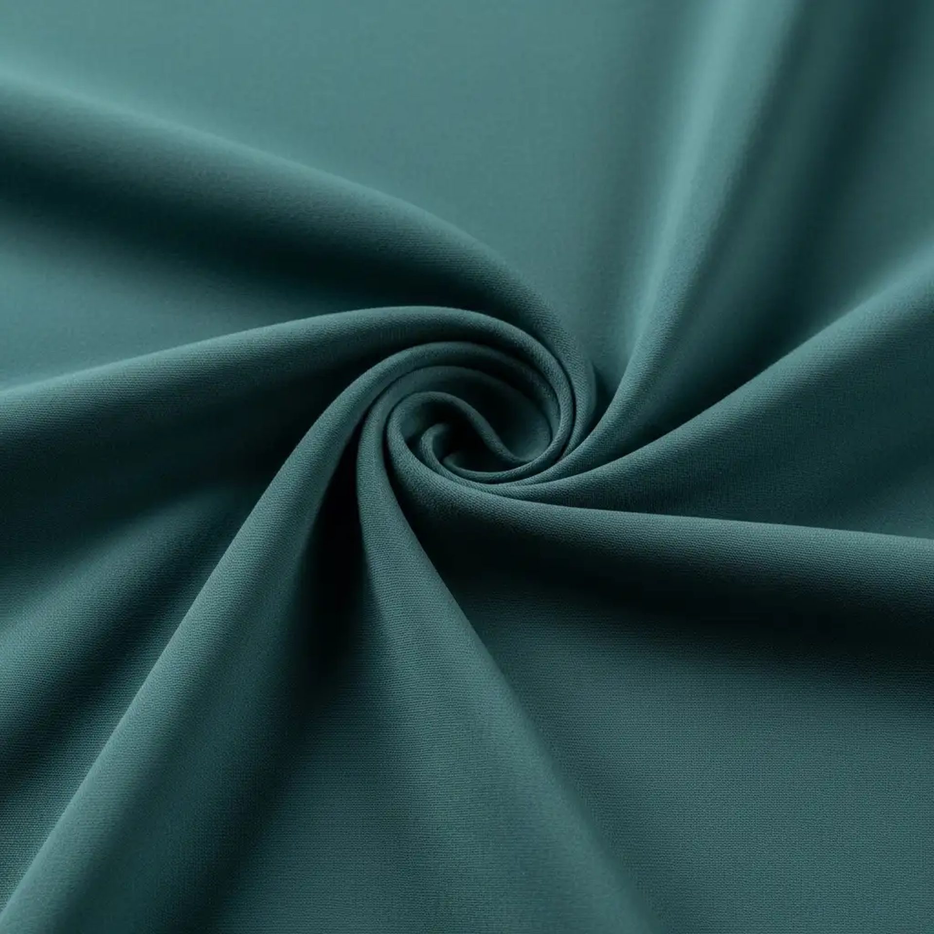 Macro de tejido crespón de seda color verde azulado, mostrando su superficie rugosa y su caída fluida. Tela elegante para vestidos y blusas.