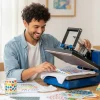 Persona en su taller casero, una excelente idea para emprender con sublimación desde casa, rodeada de productos personalizados.