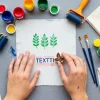 Manos estampando un diseño sobre tela de algodón en casa, utilizando una técnica fácil de personalización textil.