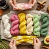 Proceso de teñido de telas en casa con tintes naturales, mostrando telas coloridas e ingredientes como plantas y especias.