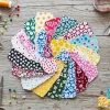 Colección colorida de retazos de tela y herramientas de costura, inspirando proyectos de costura con retazos fáciles y creativos.
