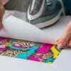 Proceso de sublimación en algodón revelando un diseño vibrante y detallado sobre una camiseta blanca.