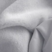 Detalle de textura en Tela Peluche Rabbit blanca, pelo corto uniforme y tacto sedoso